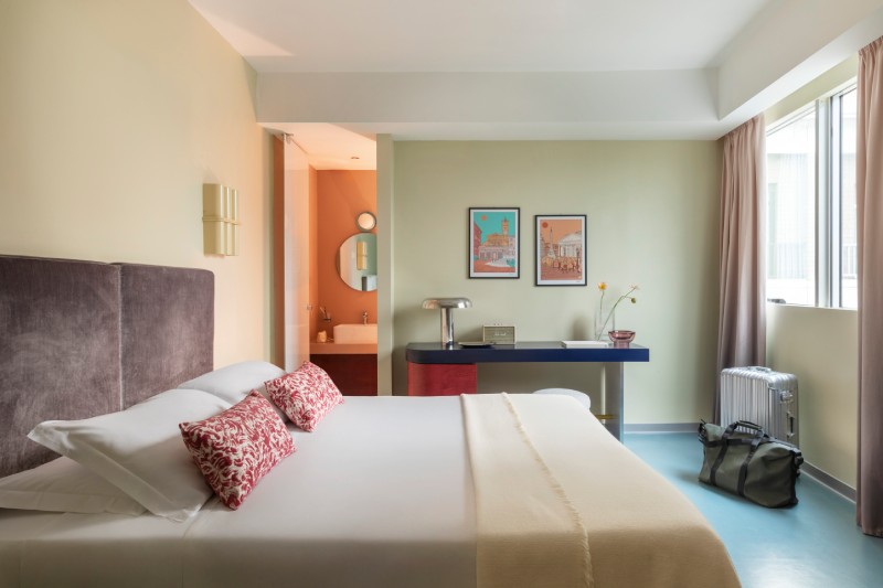 Vista della camera superior con arredi eleganti e luce naturale in hotel a Roma - Moderno Hotel Roma, BZAR hotels a Roma