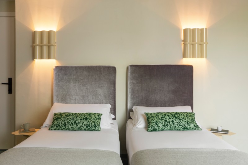 Dettaglio camera superior con zona relax e decorazioni moderne in hotel a Roma - Moderno Hotel Roma, BZAR hotels a Roma