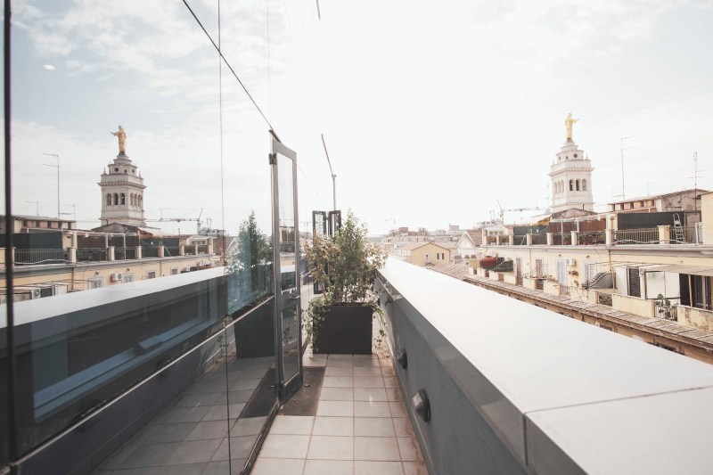 Private terrace deluxe room hotel central Rome near Termini with panoramic view over historical skyline and period buildings. - Moderno Hotel Rome, BZAR hotels in Rome